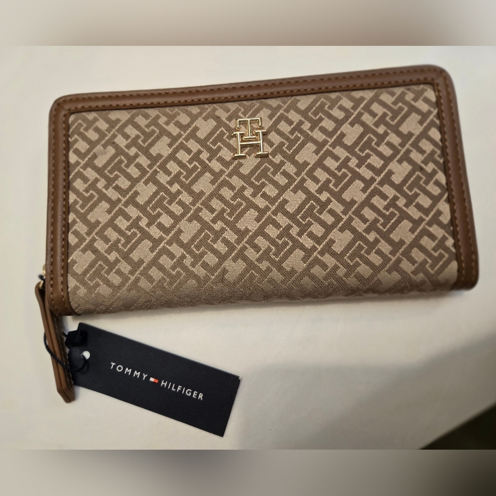 NWT Tommy Hilfiger Geometric Brown and Tan Wallet